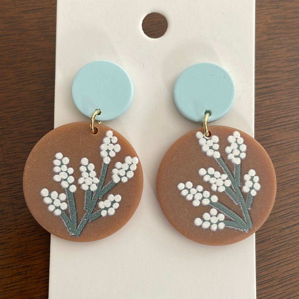 Earrings (Free with any purchase)